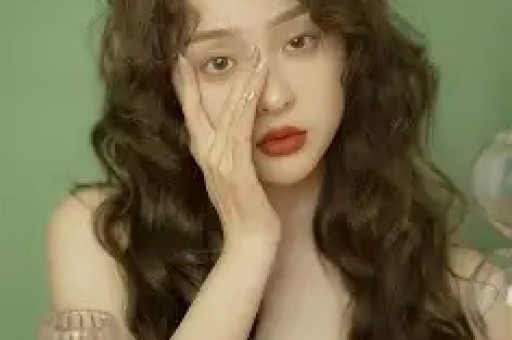 刚爆红就被扒黑料塌房了？