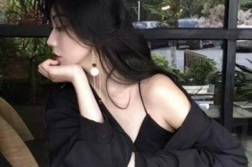 机场暖心举动:王鹤棣的温柔时刻 机场暖心举动:王鹤棣的温柔时刻